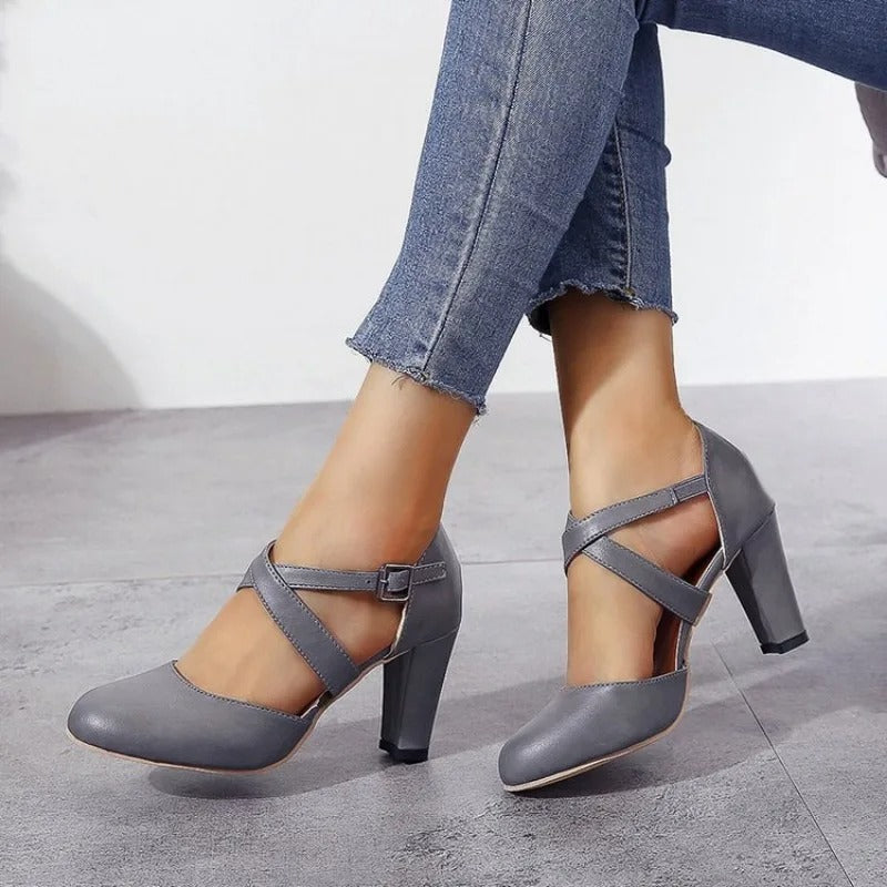 Pumps mit Kreuzriemen