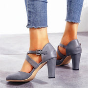 Pumps mit Kreuzriemen