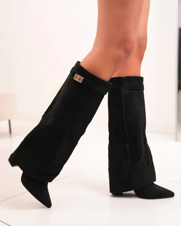 Kniehohe Stiefel mit Schnalle