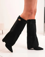 Kniehohe Stiefel mit Schnalle