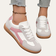 Sneaker mit Schnürung