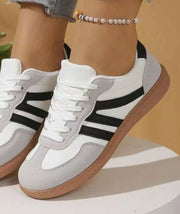 Sneaker mit Schnürung