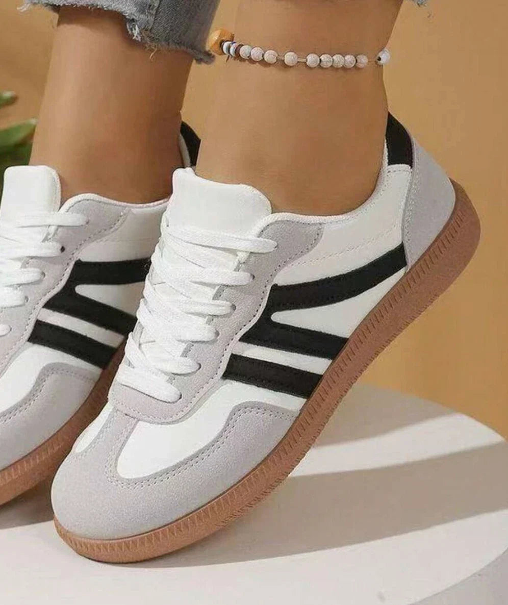 Sneaker mit Schnürung
