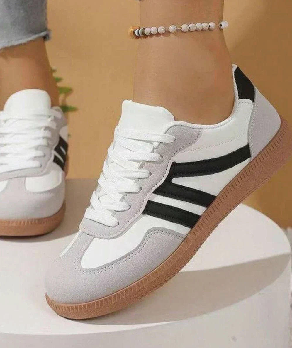 Sneaker mit Schnürung
