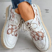 Blumige Sneaker mit Blumenmuster