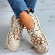 Blumige Sneaker mit Blumenmuster