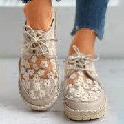 Blumige Sneaker mit Blumenmuster