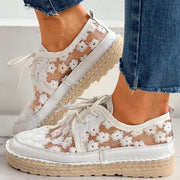 Blumige Sneaker mit Blumenmuster
